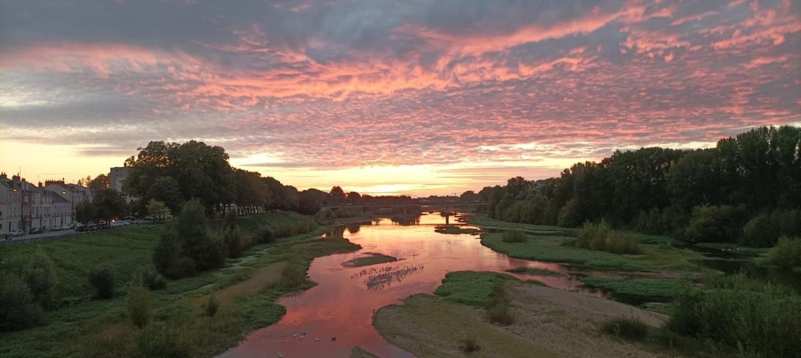 Cosy Loire, T2 Neuf, Front De Loire ,Vue Cathedrale,5Min A Pied Centre Ville Et Parking Prive Orleans Exterior photo
